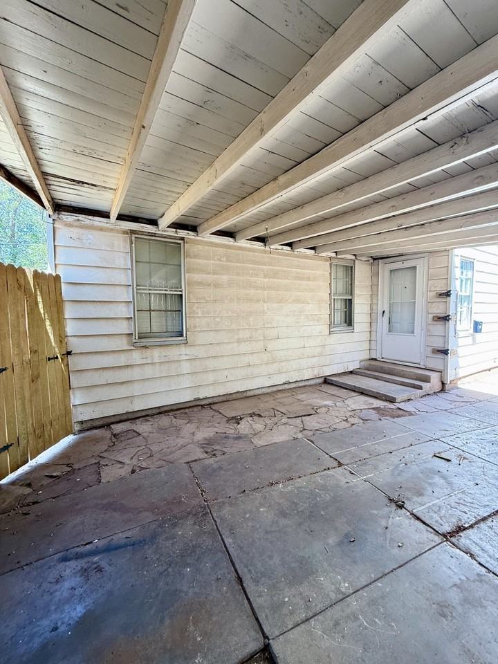 2411 22nd St #B - Photo 3 of 28