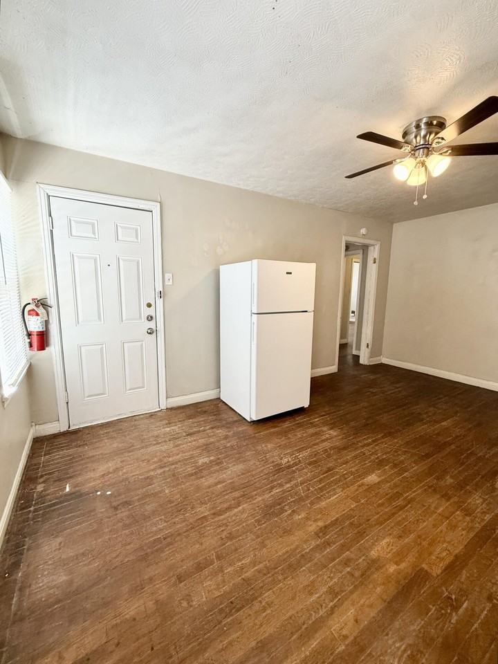 2411 22nd St #B - Photo 6 of 28