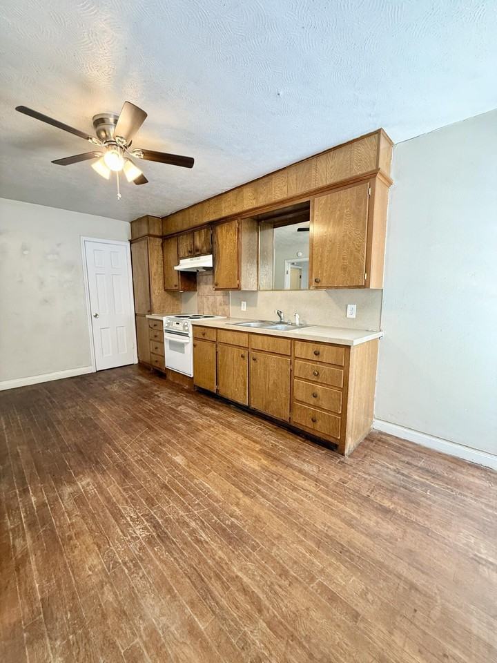2411 22nd St #B - Photo 7 of 28