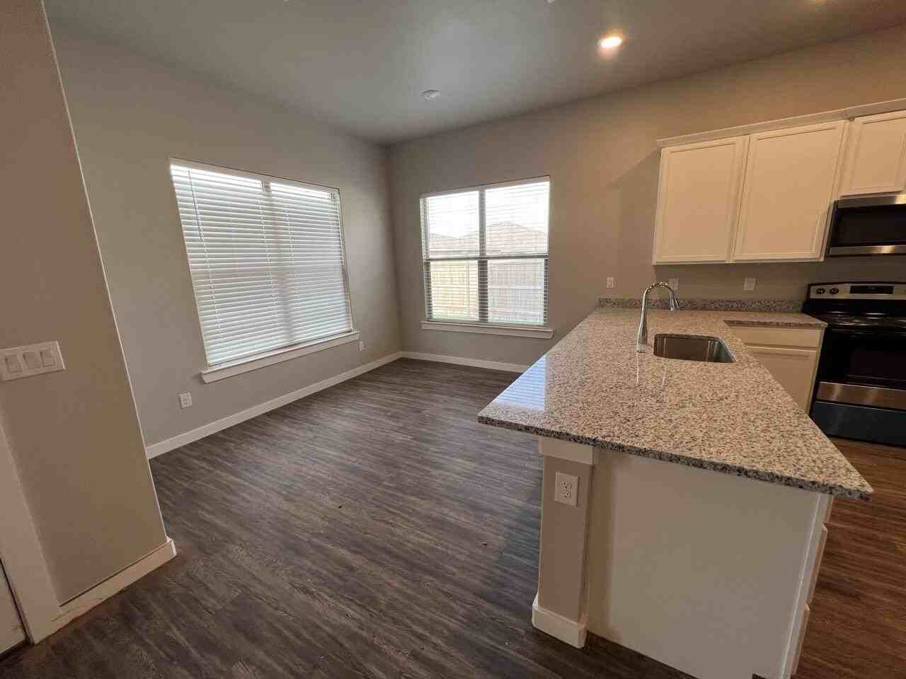 2030 Kenwood Ave - Photo 4 of 30
