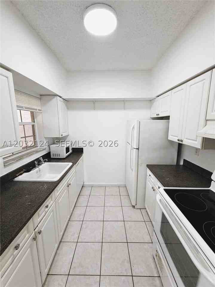 1701 Nw 96th Ter #1J - Photo 7 of 18