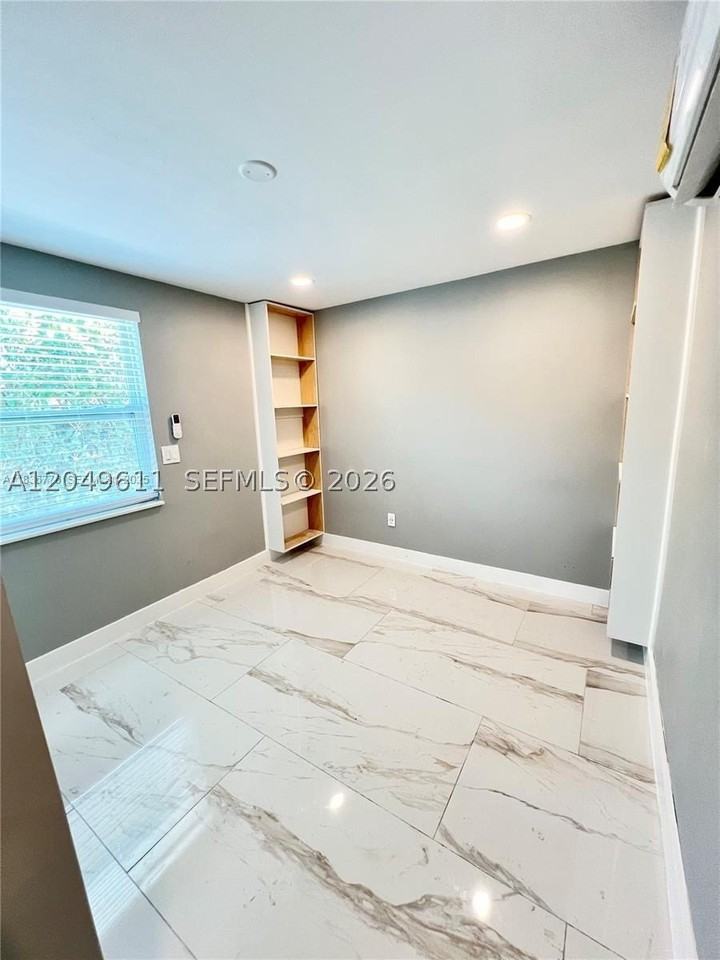 511 N 70th Way - Photo 6 of 9