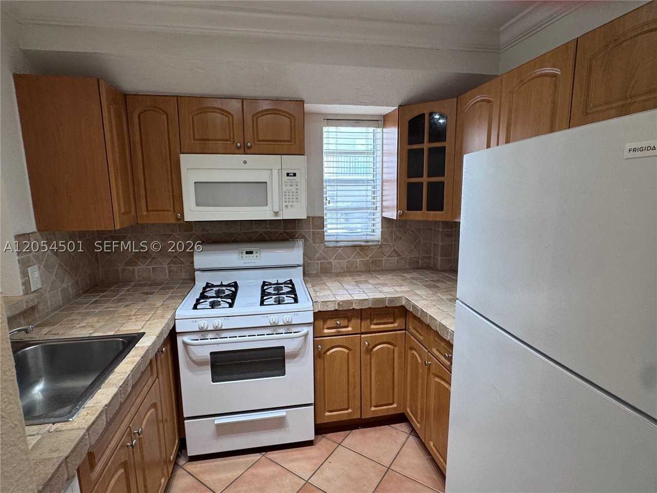 6705 N Kendall Dr #301 - Photo 6 of 10