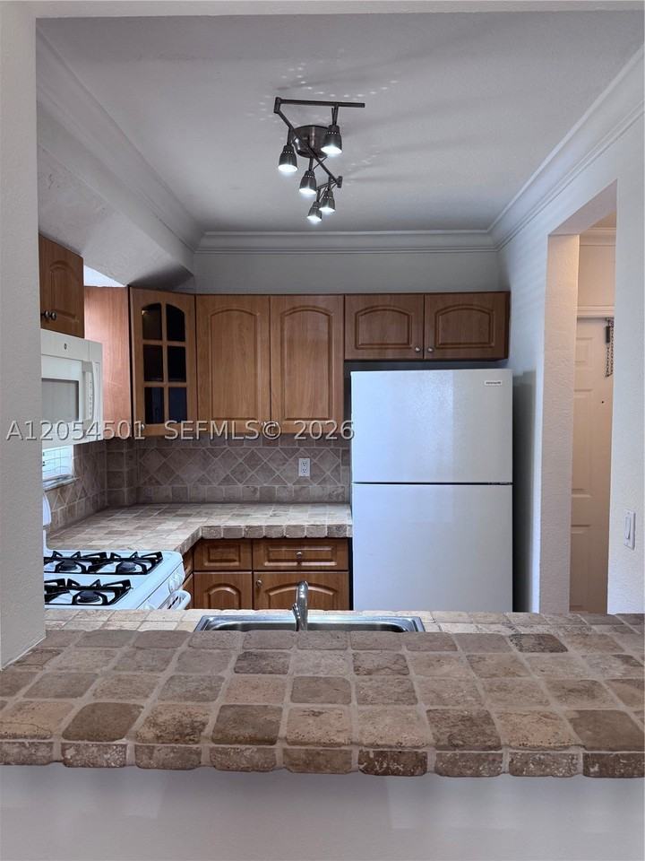 6705 N Kendall Dr #301 - Photo 7 of 10