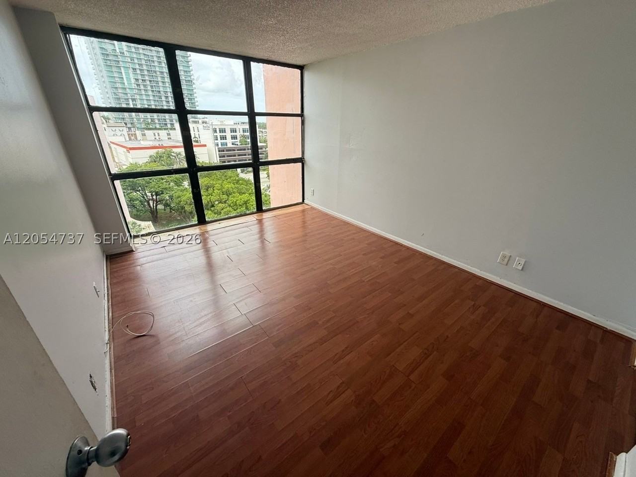 16919 N Bay Rd #912 - Photo 6 of 11