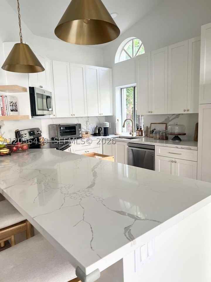 1285 Seagrape Cir - Photo 5 of 16
