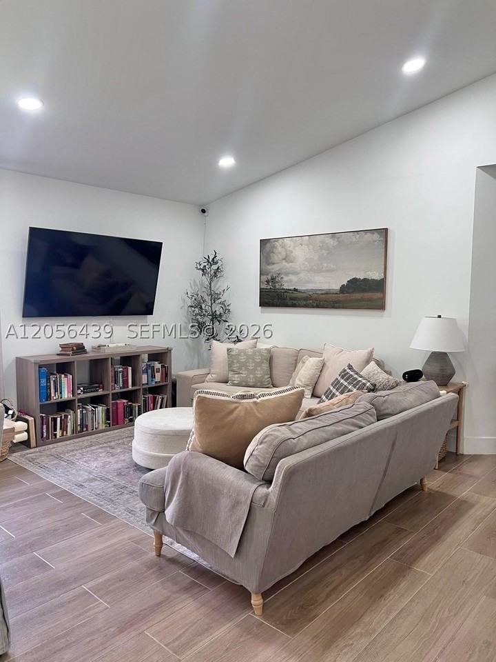1285 Seagrape Cir - Photo 7 of 16