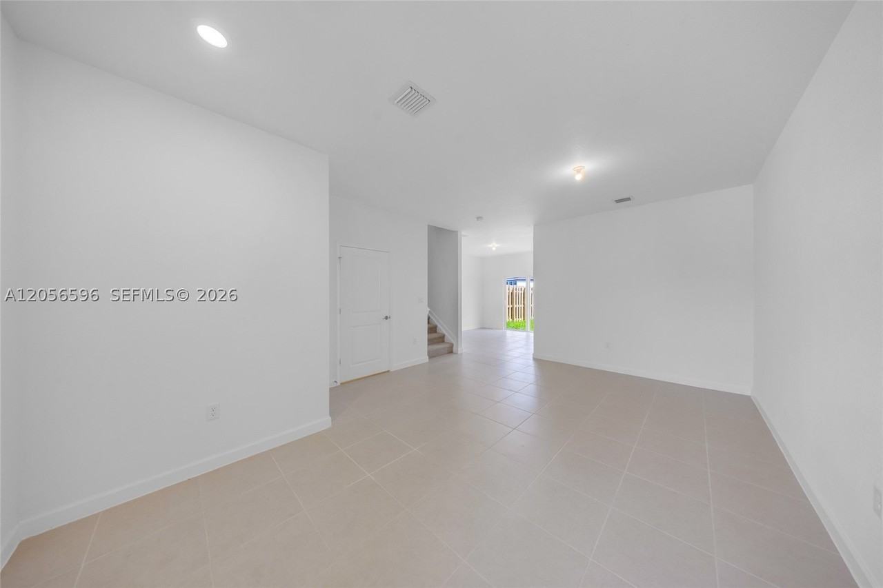 2567 Se 25th Dr #2567 - Photo 4 of 34