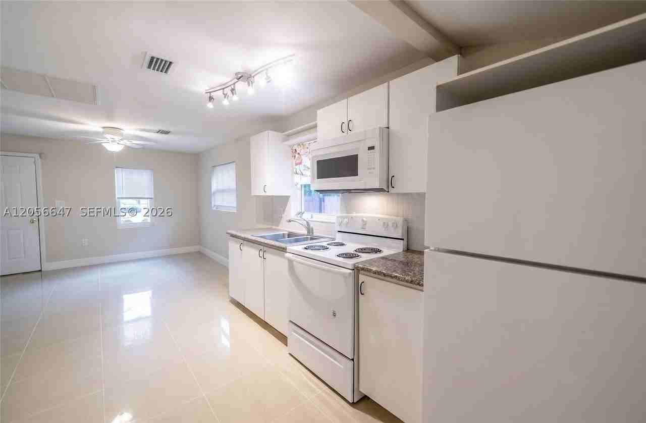 2241 Madison St - Photo 3 of 23