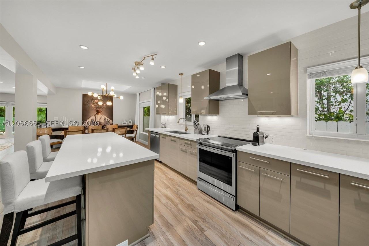 736 W 51st St #736 - Photo 7 of 21