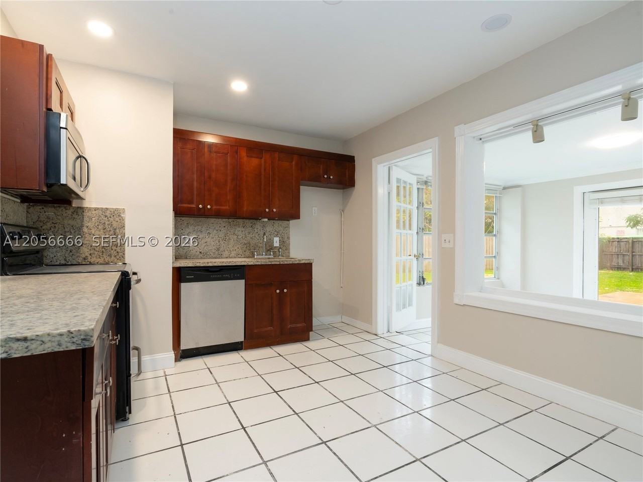1125 Ne 10th Ave - Photo 6 of 14