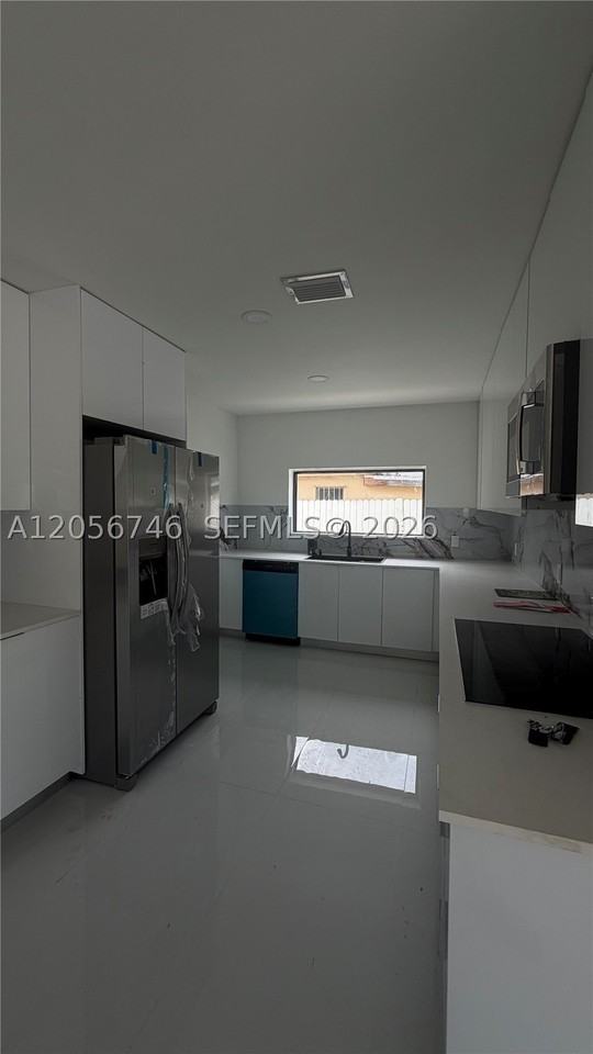 935 Sw 72nd Ave - Photo 3 of 14