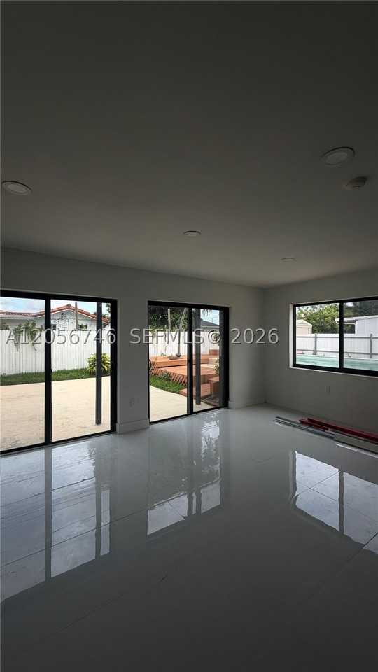 935 Sw 72nd Ave - Photo 4 of 14