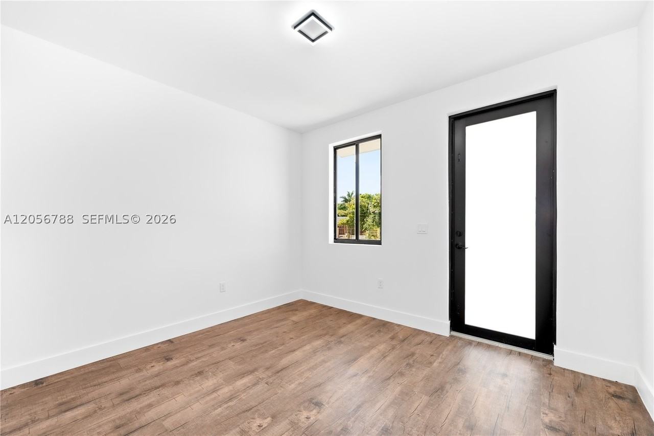 854 Sw 1st St - Photo 5 of 50