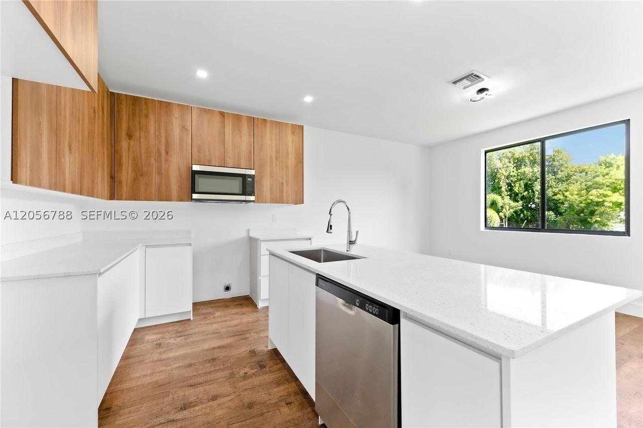 854 Sw 1st St - Photo 7 of 50