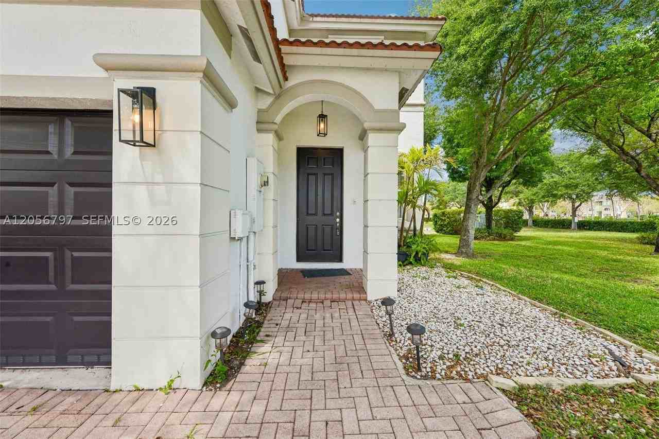 8188 Nw 108th Pl - Photo 4 of 37