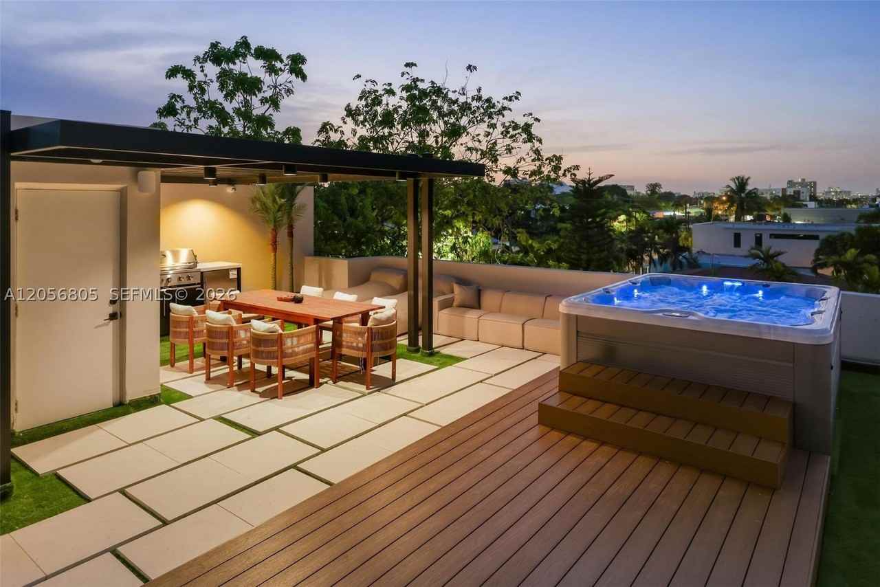 984 Sw 10th St #1 - Photo 4 of 50