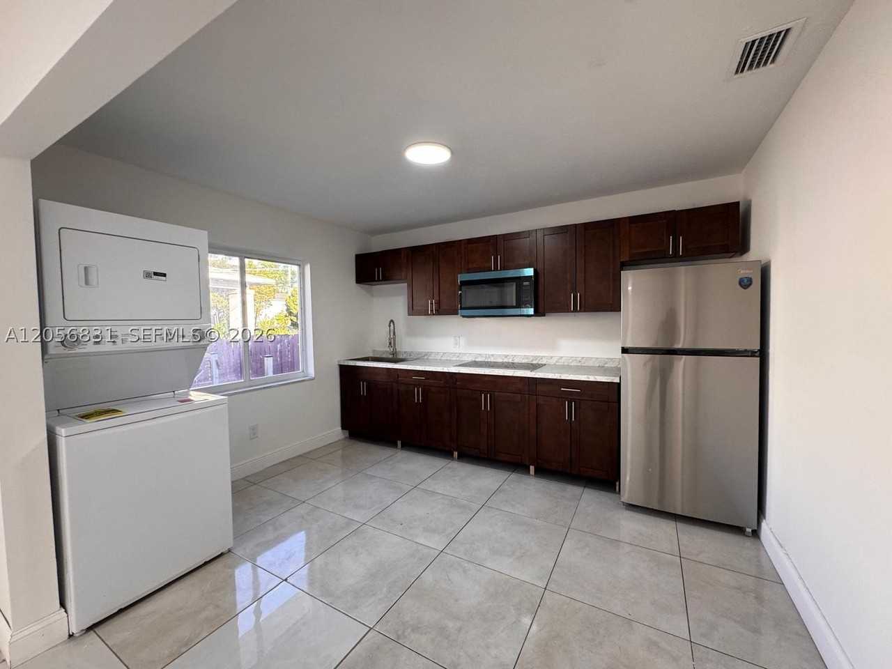 2803 Sw 26th St #B - Photo 3 of 9