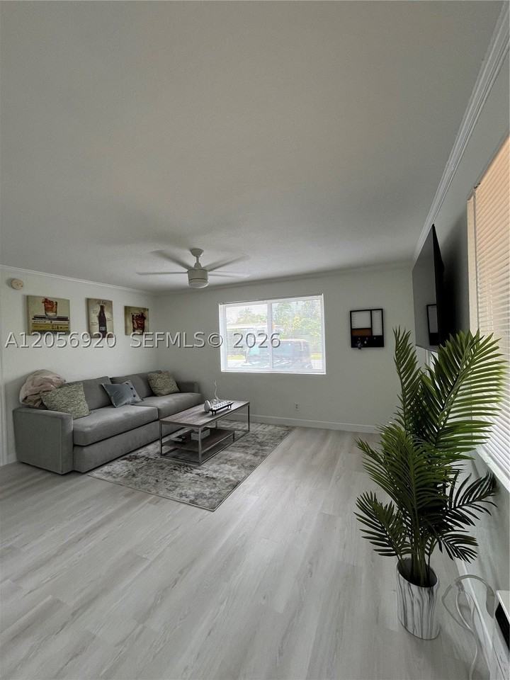 1808 Ne 11th Ave #1 - Photo 3 of 12