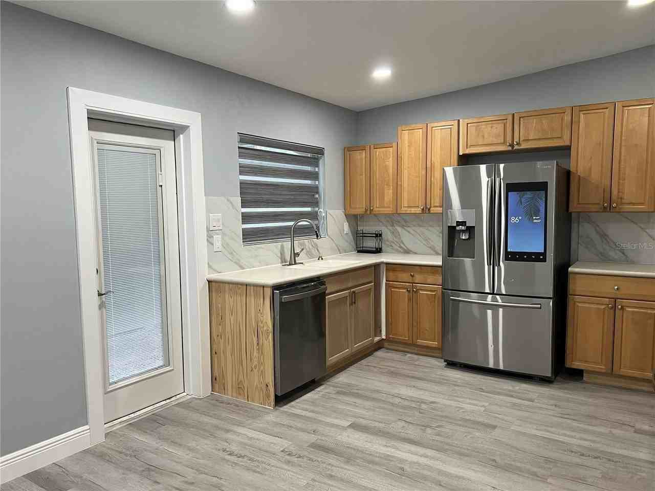 1746 8th St - Photo 3 of 17