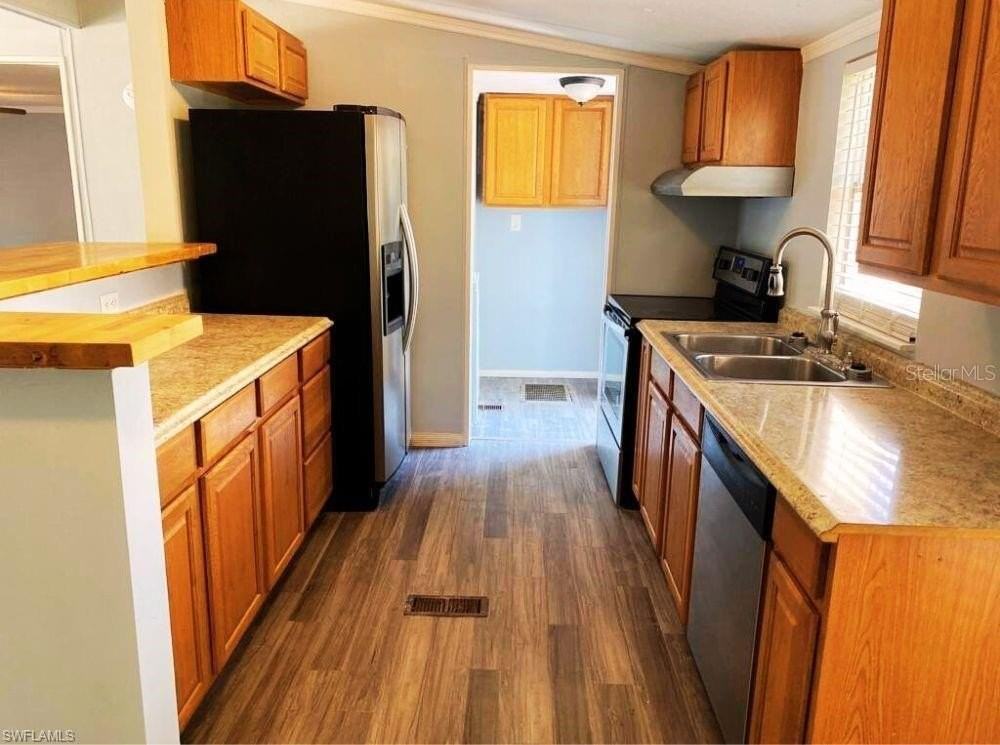 1281 Richmond Ave - Photo 4 of 19