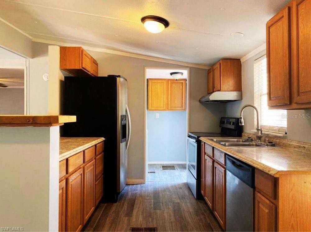 1281 Richmond Ave - Photo 5 of 19