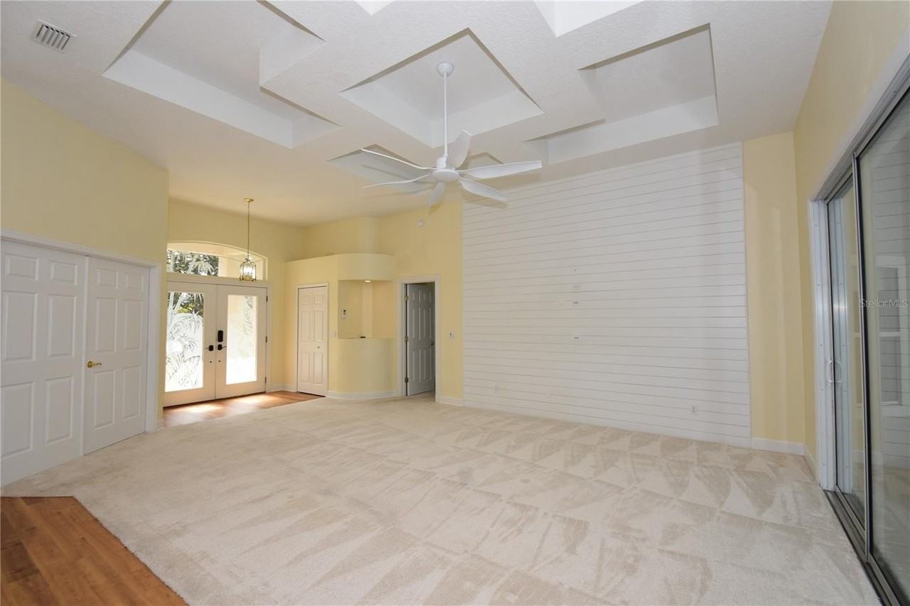 1216 Hampstead Ln - Photo 6 of 38