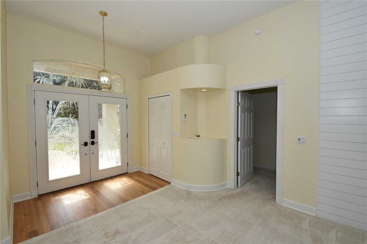 1216 Hampstead Ln - Photo 7 of 38