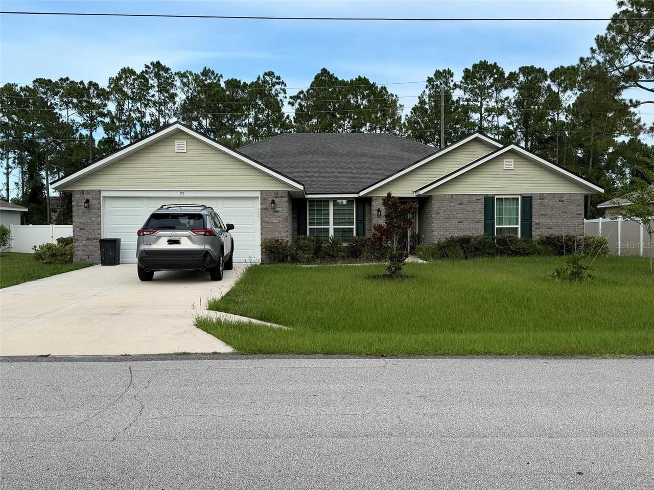 93 Royal Oak Dr - Photo 2 of 33