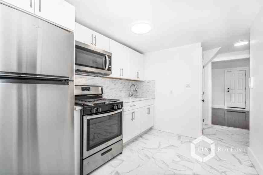 518 E 8th St - Photo 3 of 10