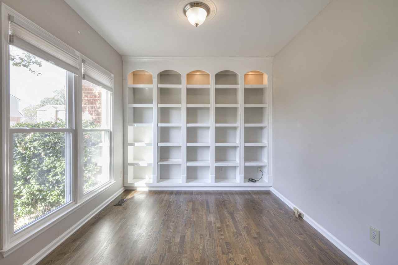 1300 Buckingham Cir - Photo 3 of 10