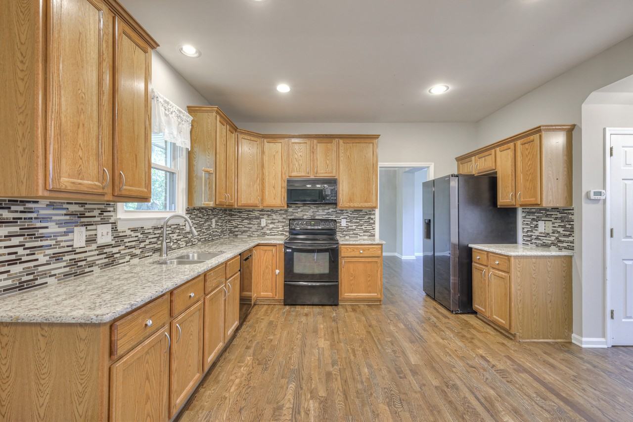 1300 Buckingham Cir - Photo 4 of 10