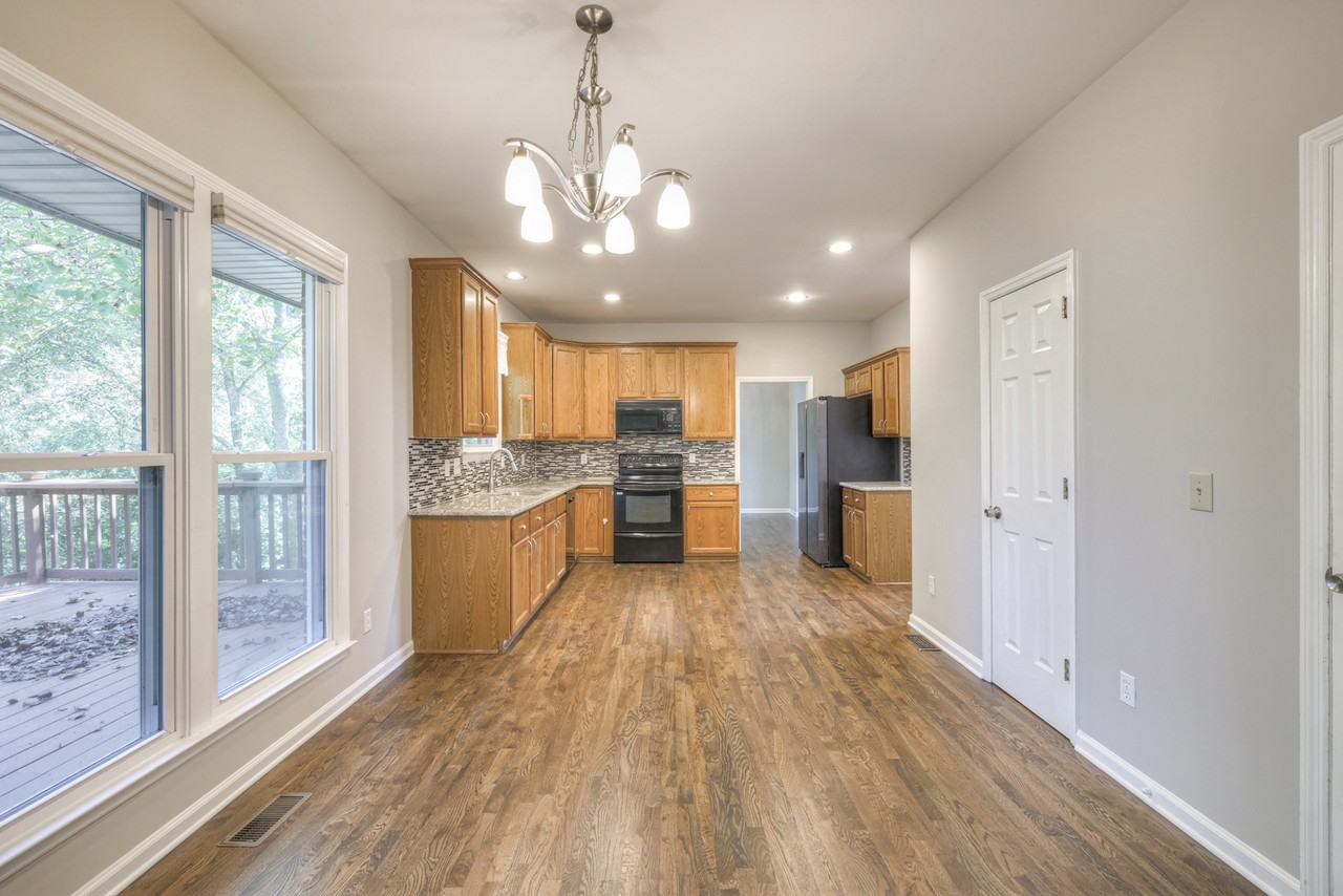 1300 Buckingham Cir - Photo 5 of 10
