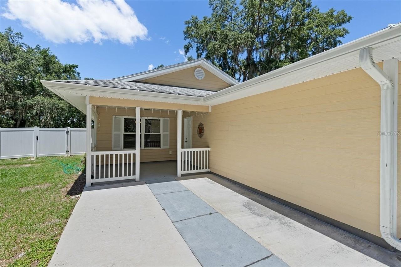 206 E Catawba St - Photo 3 of 18