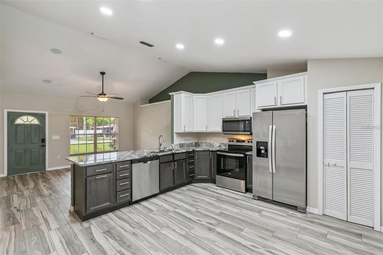 1711 Charleston Ln - Photo 3 of 34