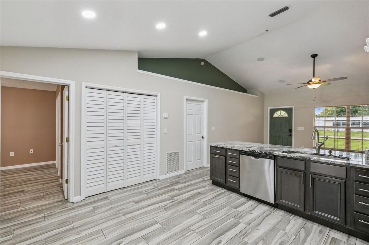 1711 Charleston Ln - Photo 7 of 34