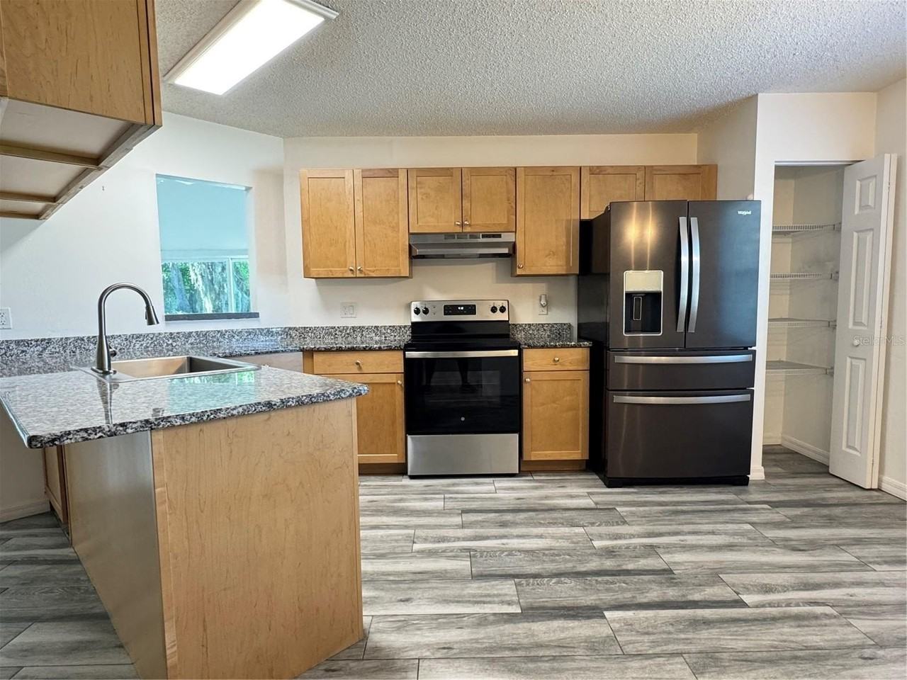 215 Fernwood St - Photo 3 of 13