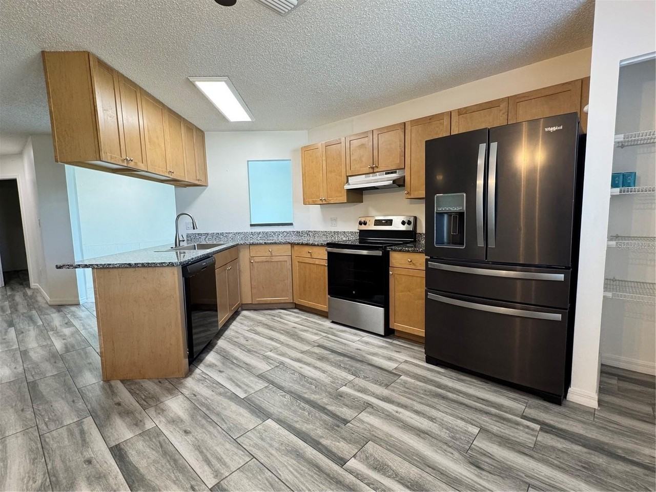 215 Fernwood St - Photo 4 of 13