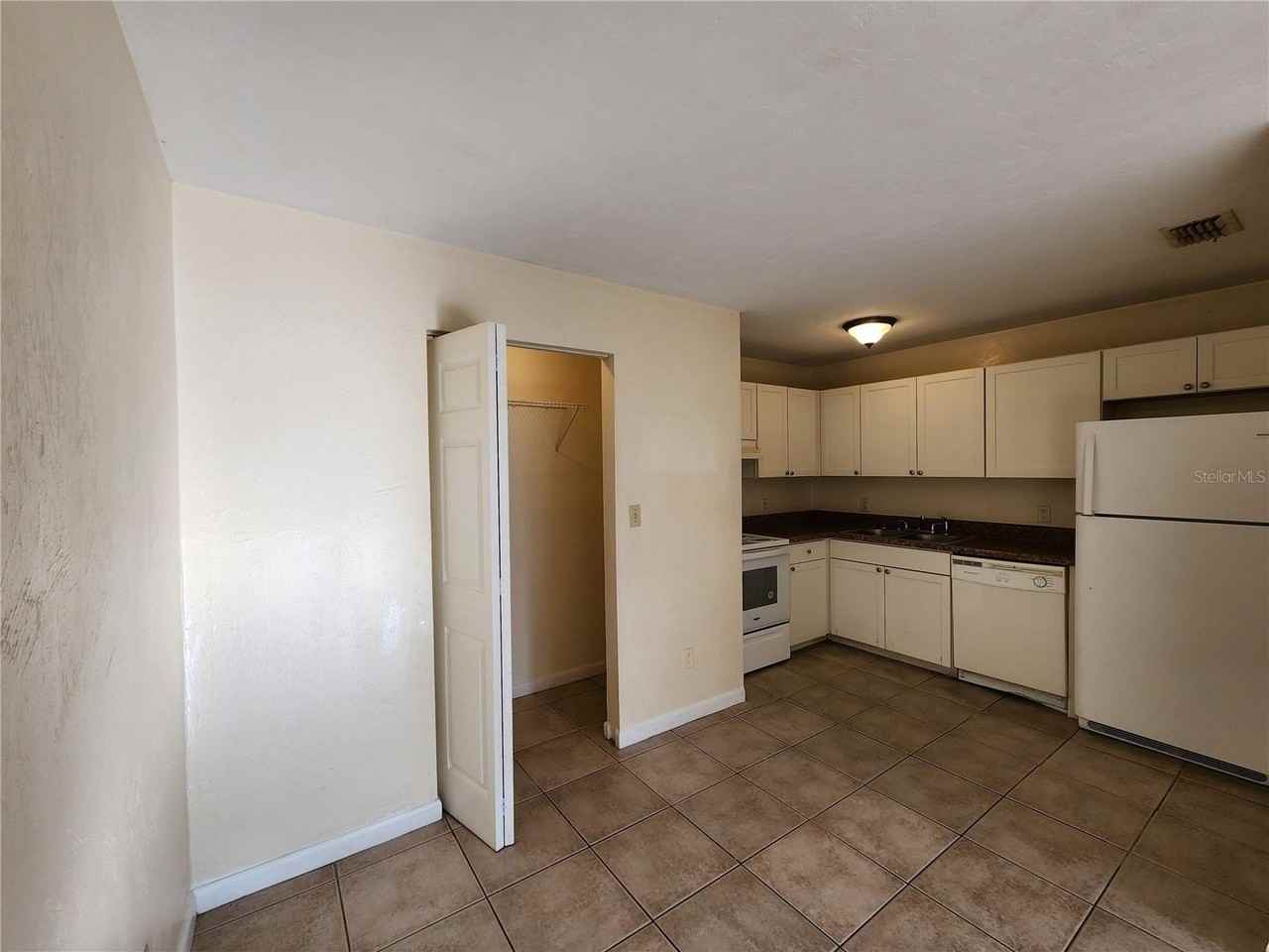 2529 Nw 62nd Pl - Photo 5 of 28