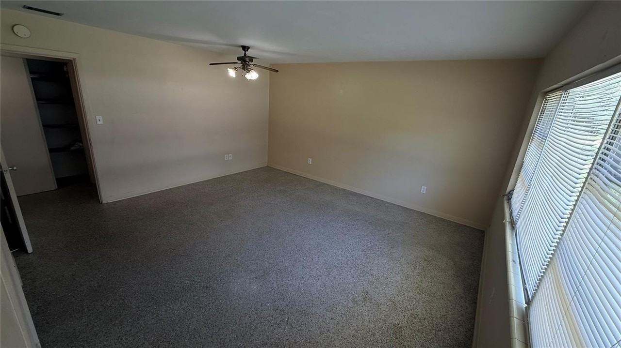 932 Ne 6th Ave - Photo 3 of 10