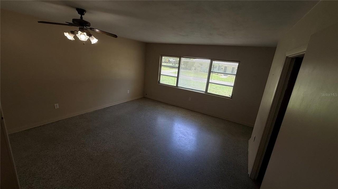 932 Ne 6th Ave - Photo 4 of 10