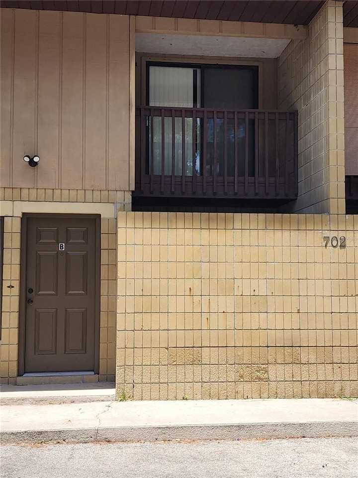 702 Sw 70th Ter #B - Photo 2 of 33
