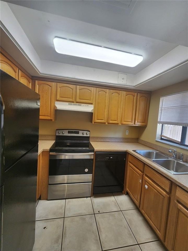 702 Sw 70th Ter #B - Photo 4 of 33