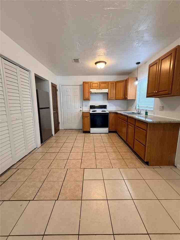 2614 Sw 31st Pl #B - Photo 4 of 24