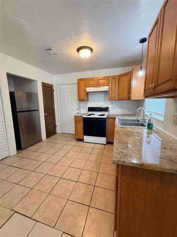 2614 Sw 31st Pl #B - Photo 5 of 24