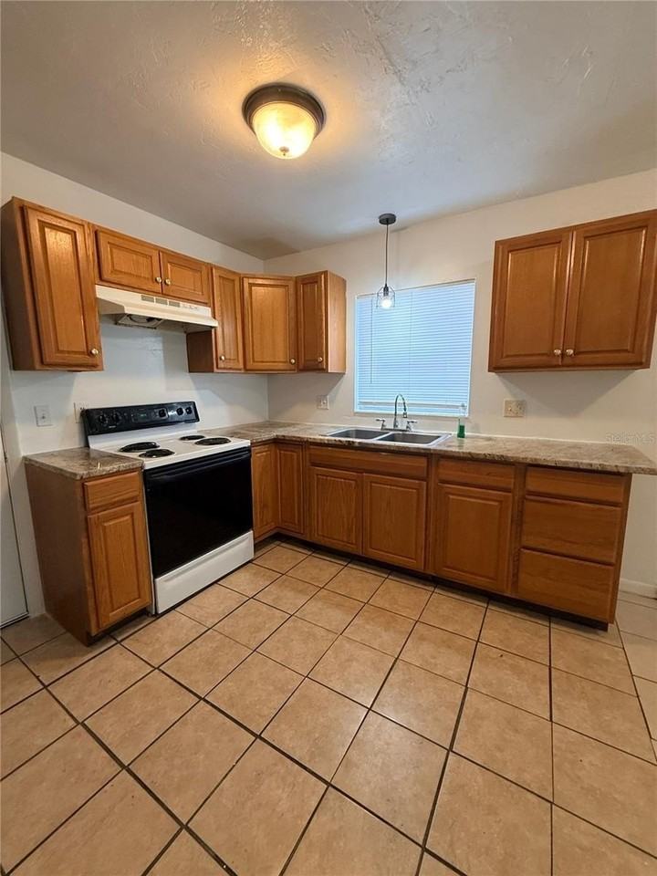 2614 Sw 31st Pl #B - Photo 6 of 24