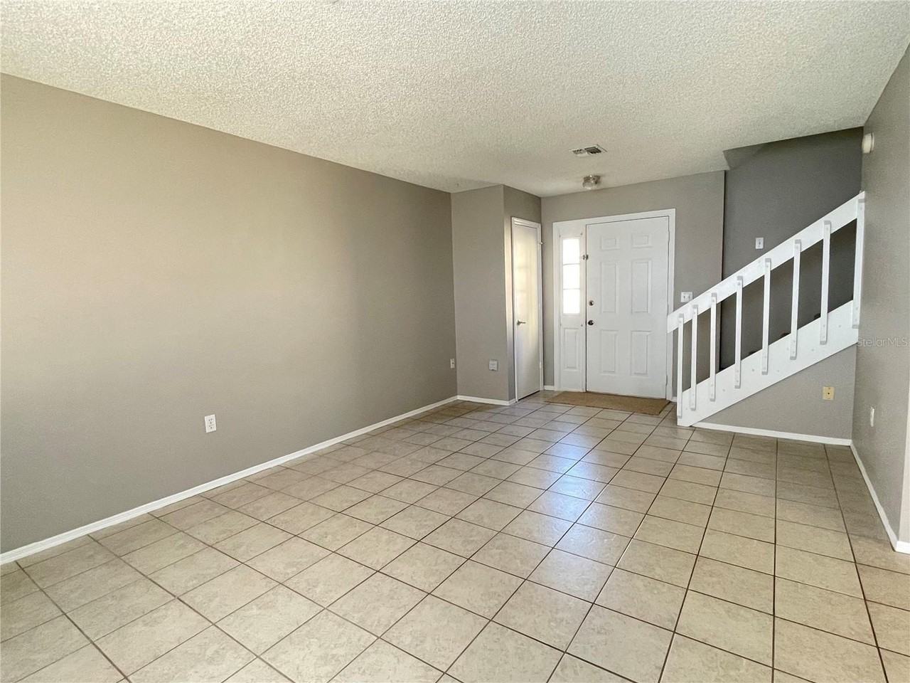 687 Lake Dexter Cir - Photo 4 of 32