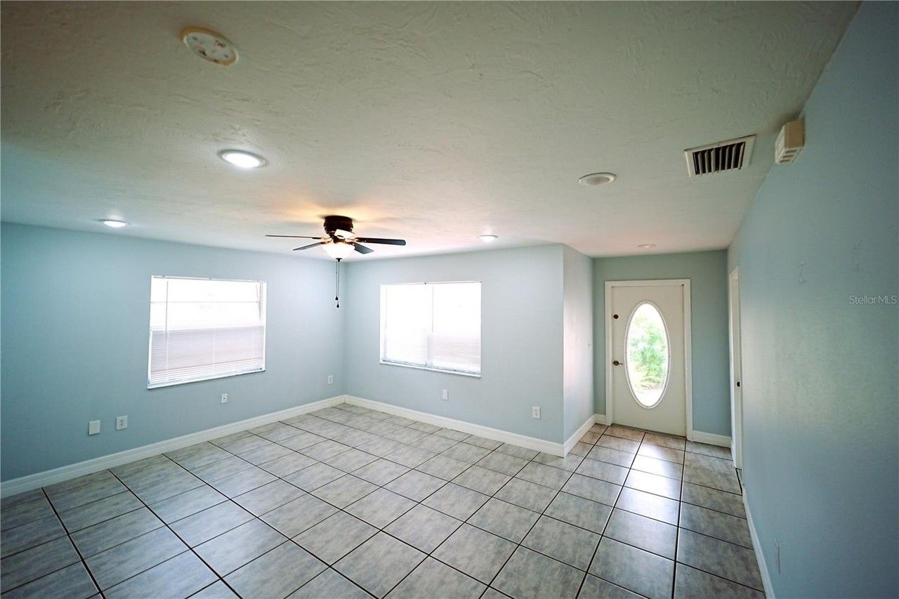1882 Rita St - Photo 3 of 18
