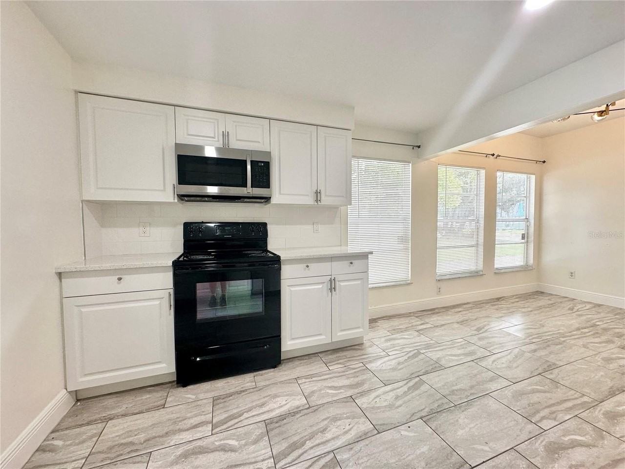 122 S Bulova Dr - Photo 4 of 43