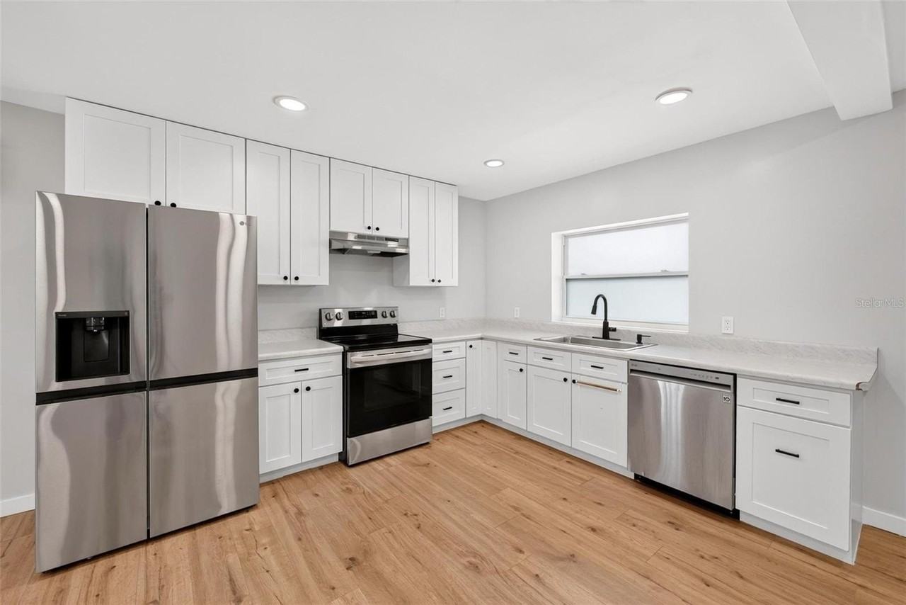 1099 Grove Ave - Photo 5 of 50